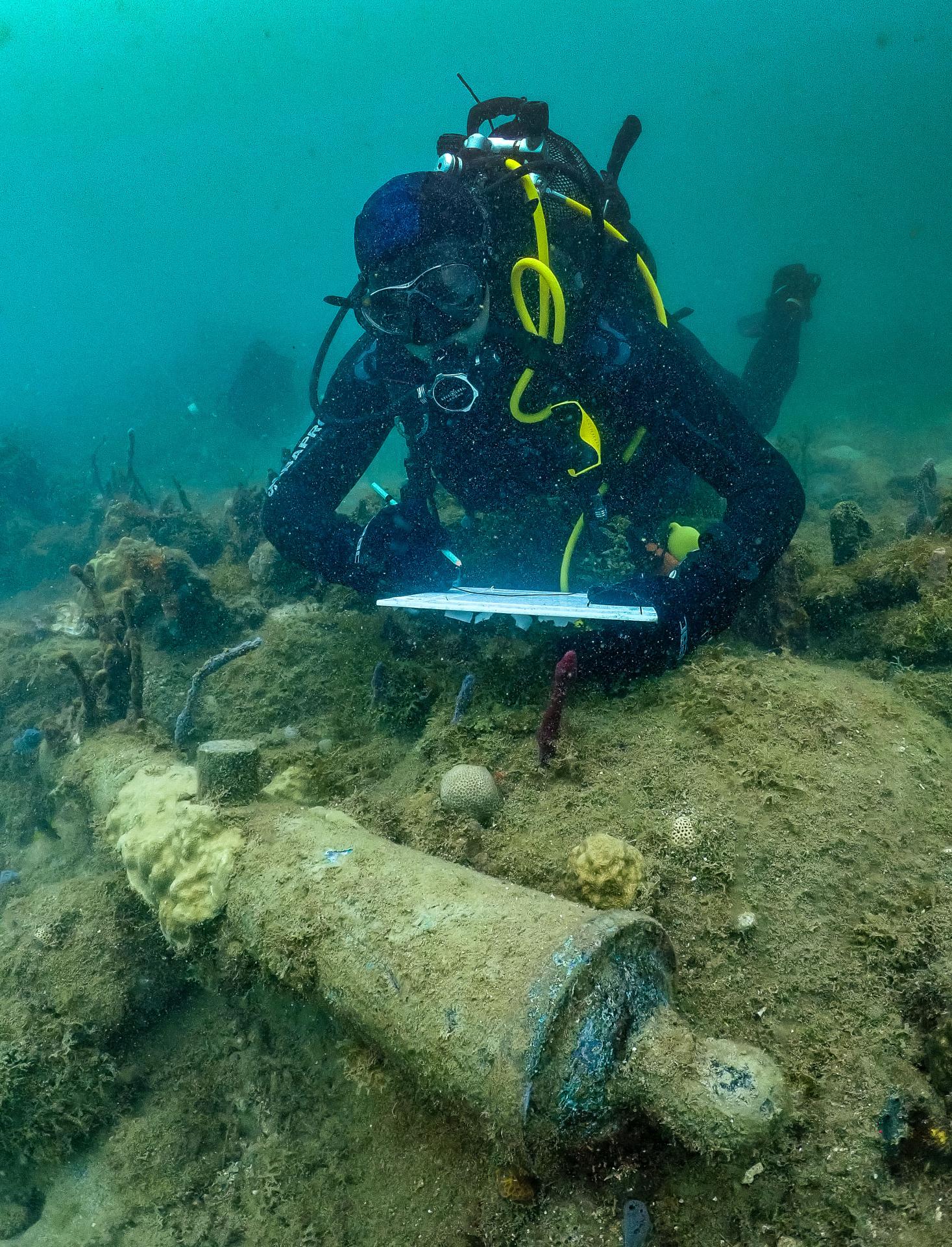 Photographie d’un canon trouvé lors d’une plongée de repérage